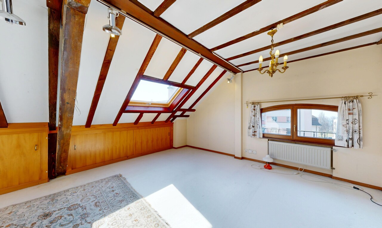 pièce vide avec puits de lumière, radiateur, inside property, lumière naturelle, et natural light