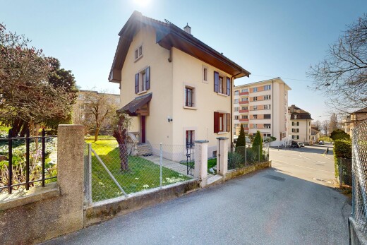 façade avec bardage en stuc, day time, clôture, auvent, et apartment complex view