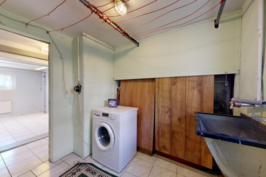 buanderie avec lave-linge et sèche-linge, light floor, inside property, cloison sèche, et drywall
