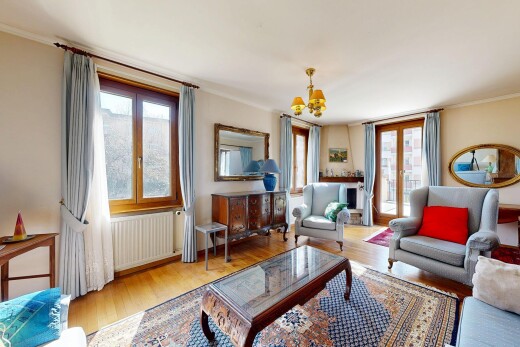 salon avec sol en finition bois, wood finish floor, inside property, cloison sèche, et drywall