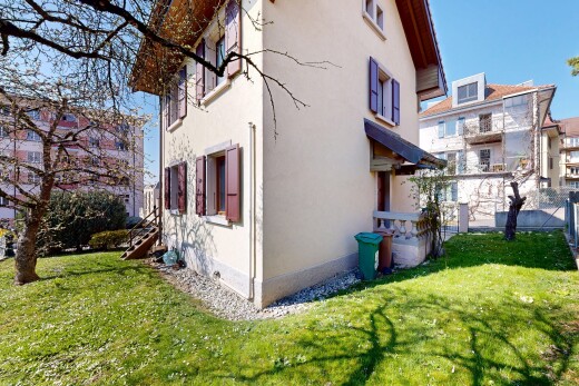 façade avec pelouse, day time, bardage en stuc, et fondation en béton