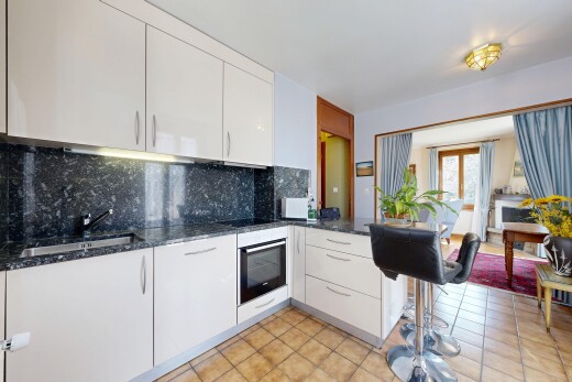 cuisine avec light floor, armoires blanches, white cabinets, dark countertops, et inside property