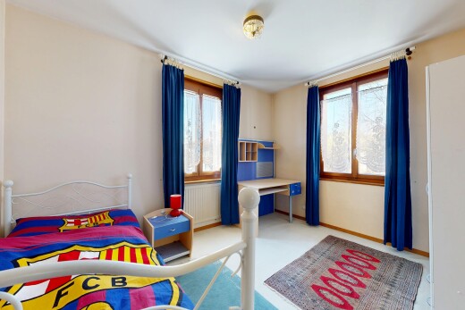 chambre avec cloison sèche, drywall, light floor, inside property, et lumière naturelle