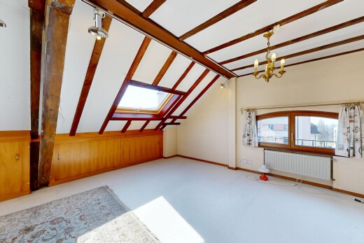 pièce vide avec puits de lumière, radiateur, inside property, lumière naturelle, et natural light