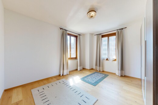 pièce vide avec drywall, cloison sèche, inside property, wood finish floor, et sol en finition bois