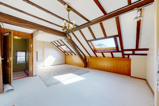 pièce vide avec lustre remarquable, natural light, lumière naturelle, puits de lumière, et inside property