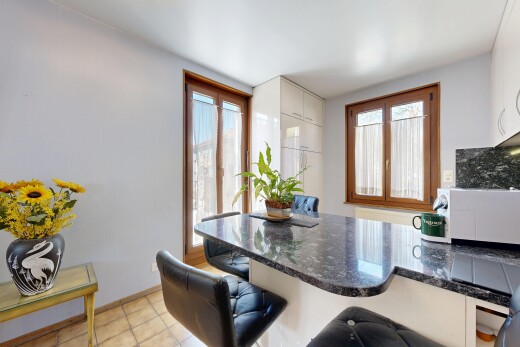 salle à manger avec cloison sèche, drywall, light floor, lumière naturelle, et natural light