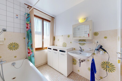 salle de bains avec miroir, tile wall, mur en carrelage, salle de bain complète, et light floor