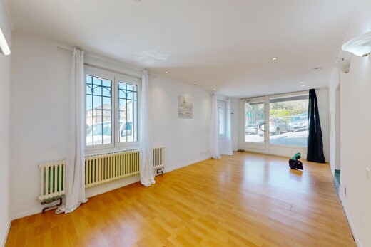 pièce vide avec drywall, cloison sèche, wood finish floor, sol en finition bois, et inside property