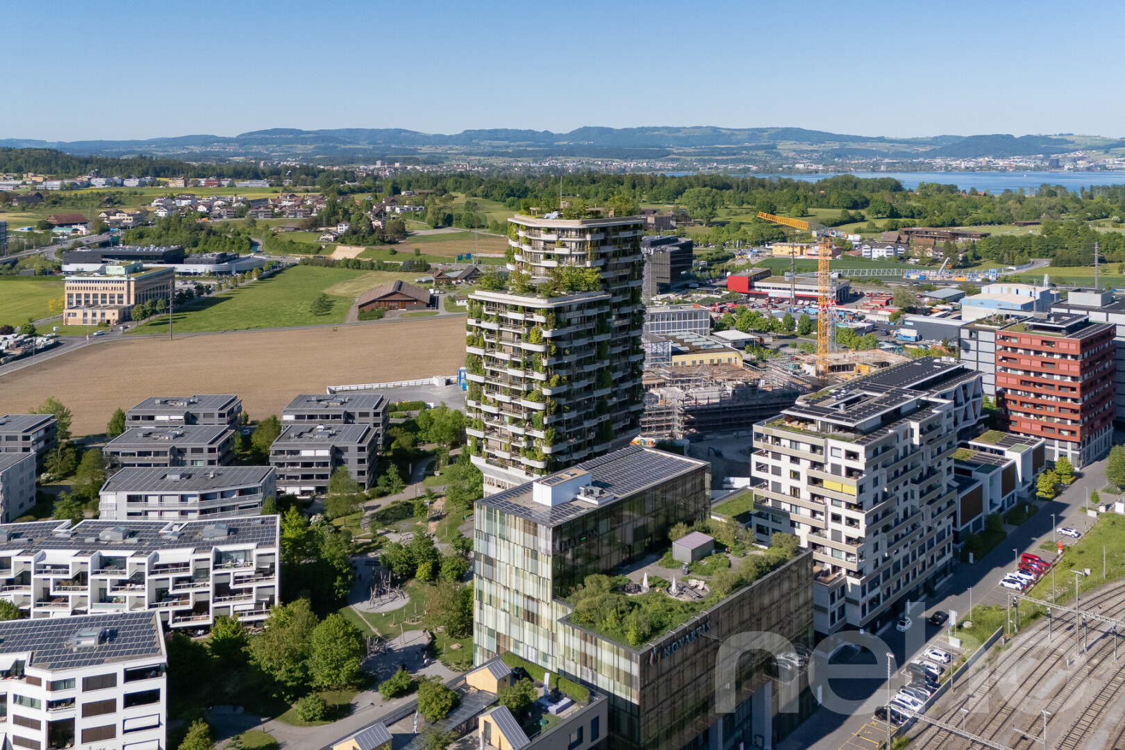 extérieur du bâtiment avec day time, aerial view, mountain view, vue sur la montagne, et city view