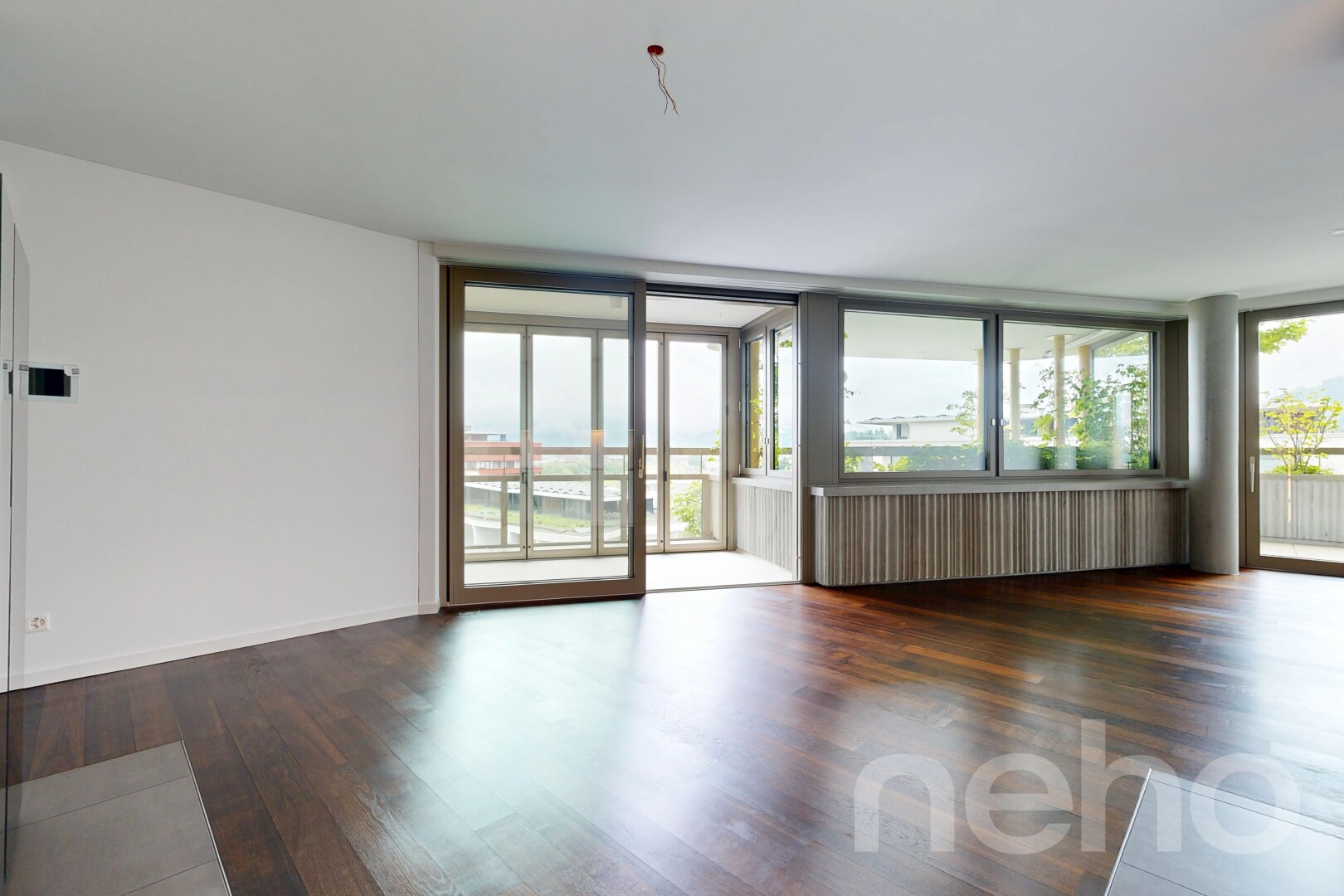 pièce vide avec wood finish floor, sol en finition bois, drywall, cloison sèche, et natural light