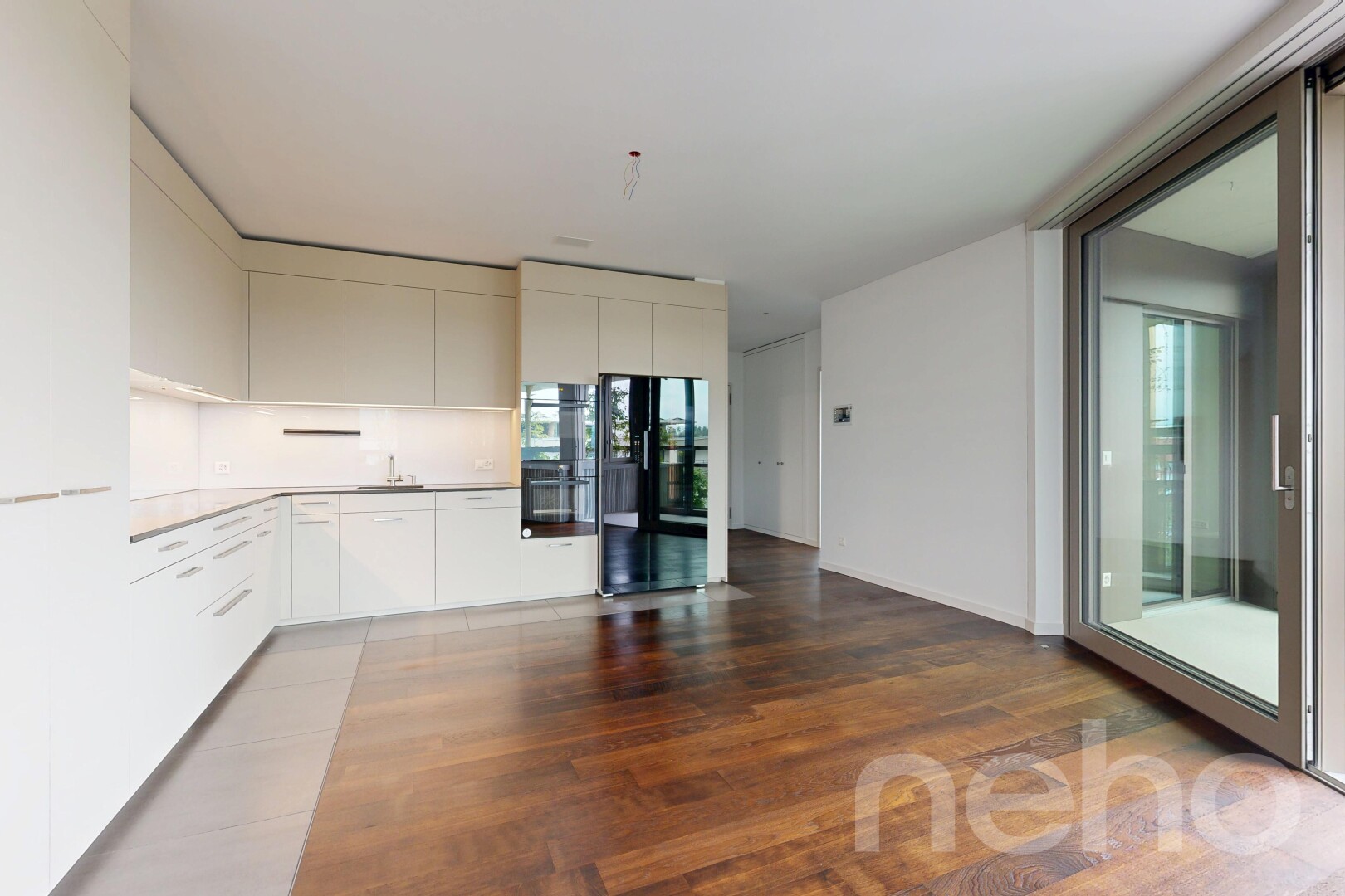 cuisine avec inside property, drywall, cloison sèche, wood finish floor, et sol en finition bois