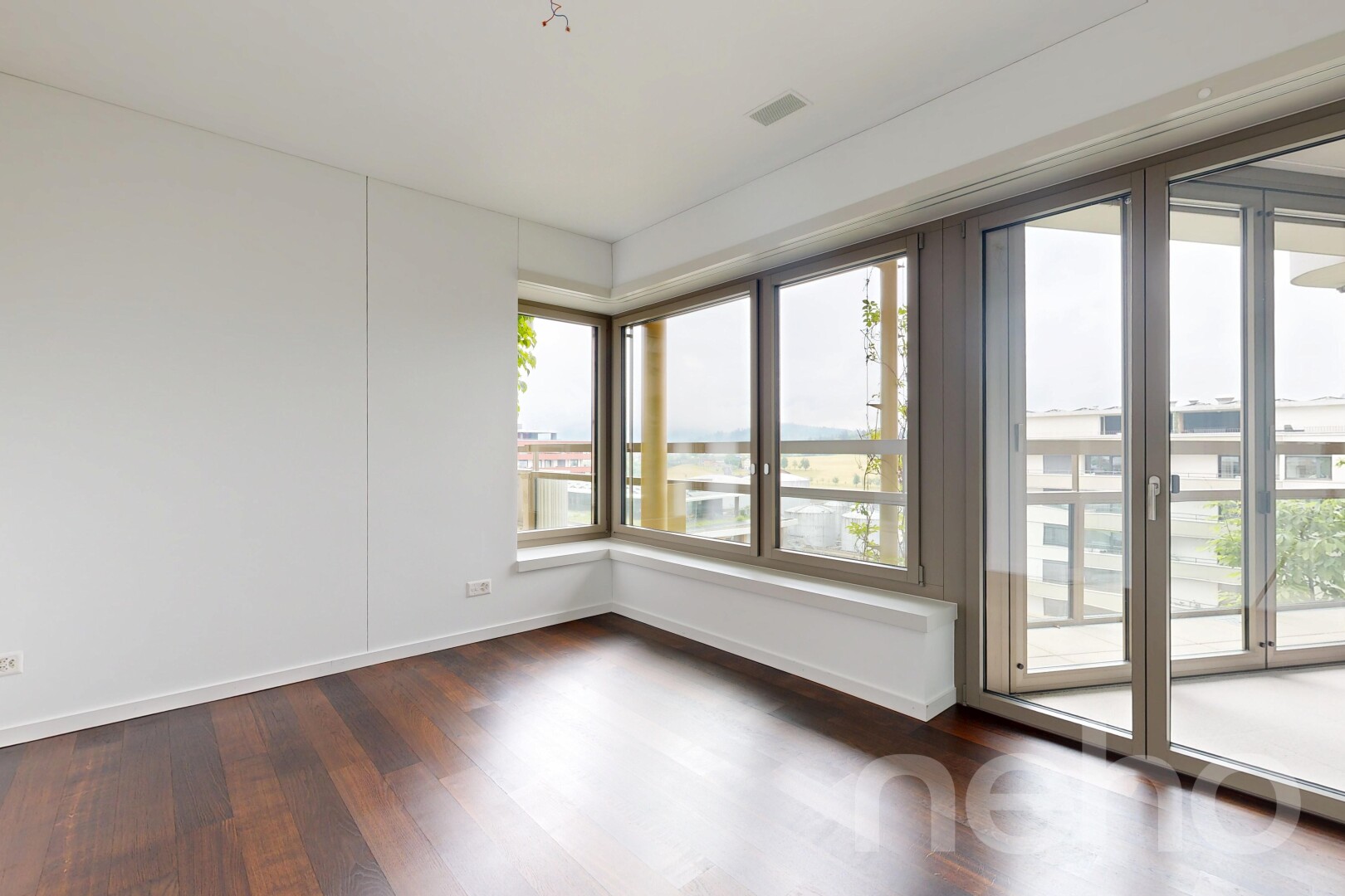 pièce vide avec inside property, sol en finition bois, wood finish floor, dark floor, et plinthes murales