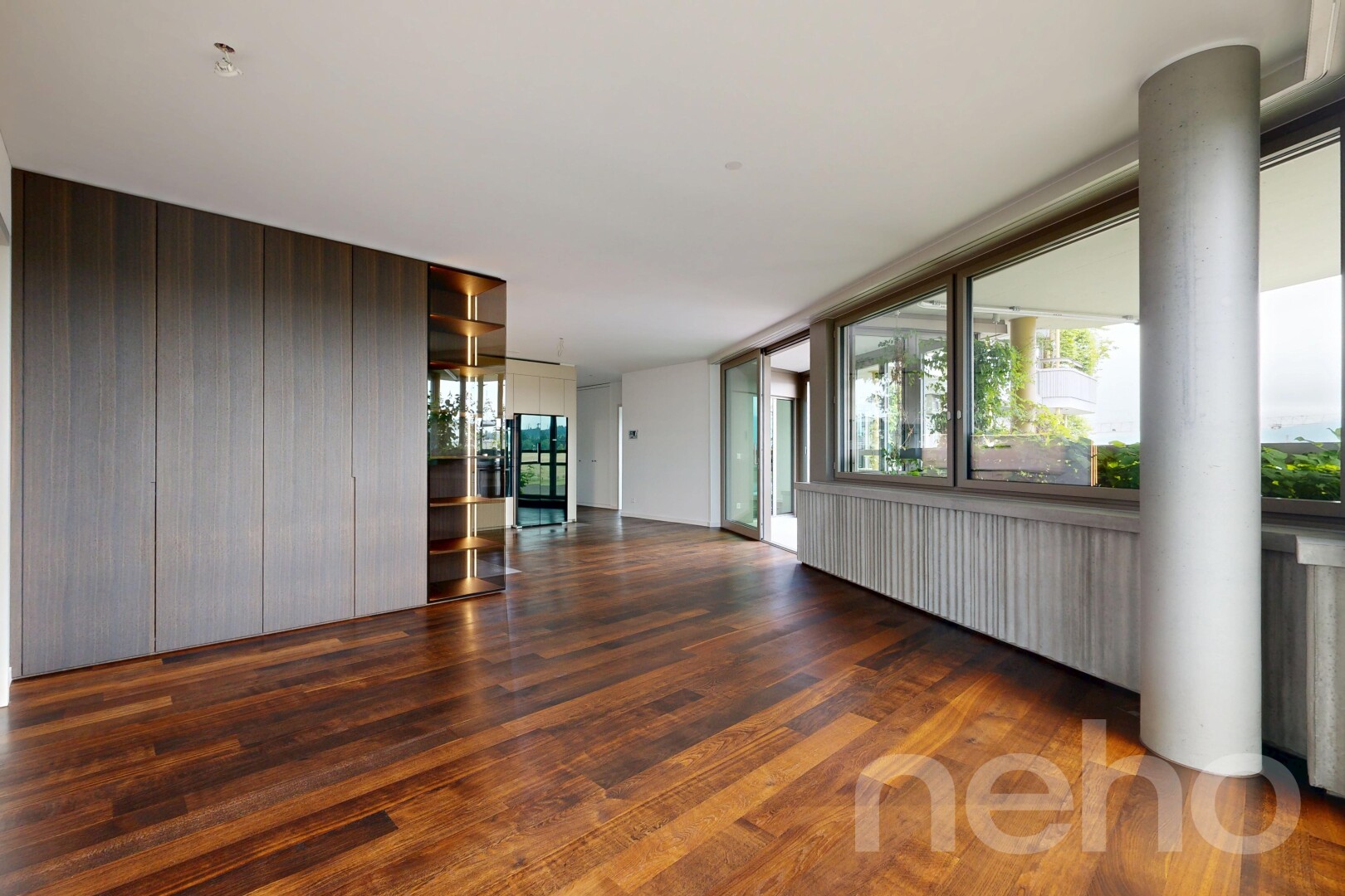 pièce vide avec sol en finition bois, wood finish floor, inside property, lumière naturelle, et natural light
