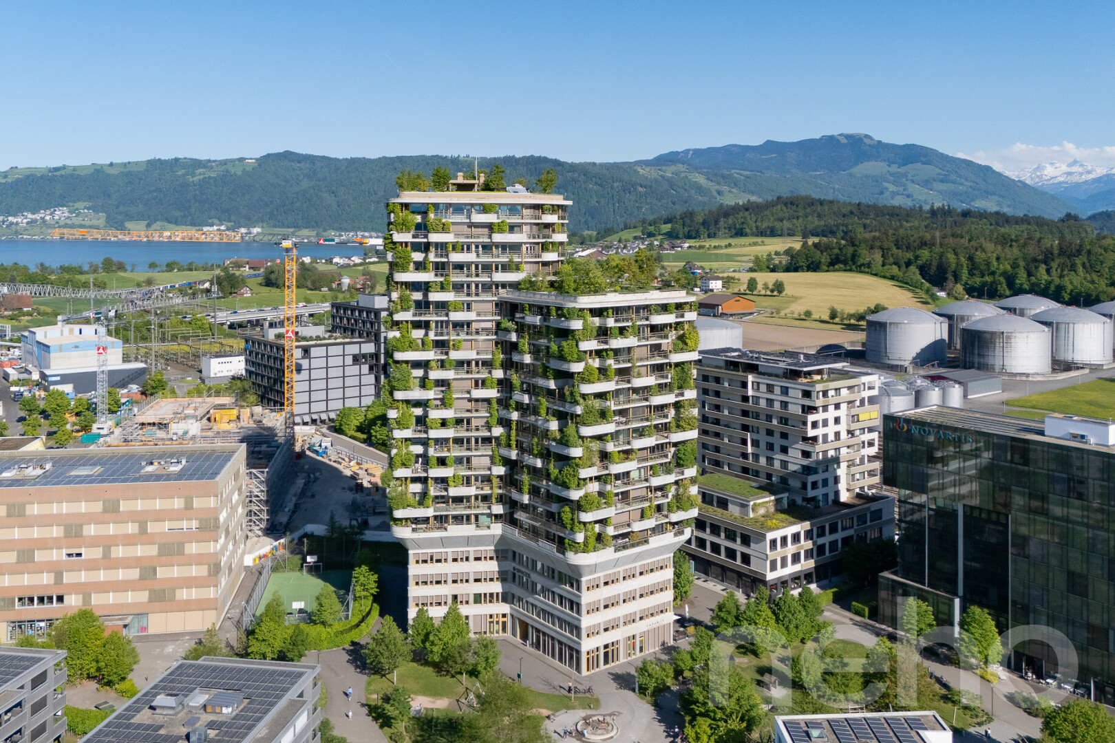 extérieur du bâtiment avec day time, mountain view, vue sur la montagne, et aerial view