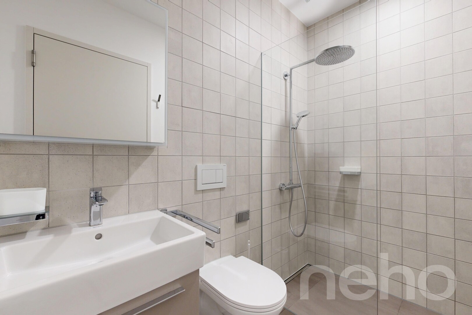 salle de bains avec miroir, douche, salle de bain complète, tile wall, et inside property
