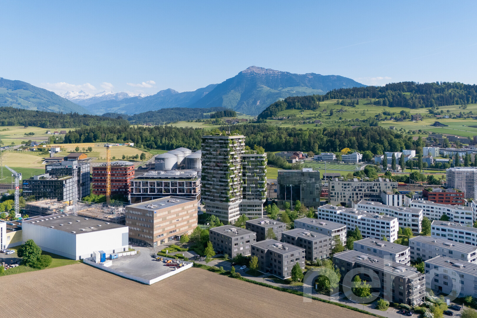 vue sur la montagne avec day time, mountain view, vue sur la montagne, aerial view, et vue sur la ville
