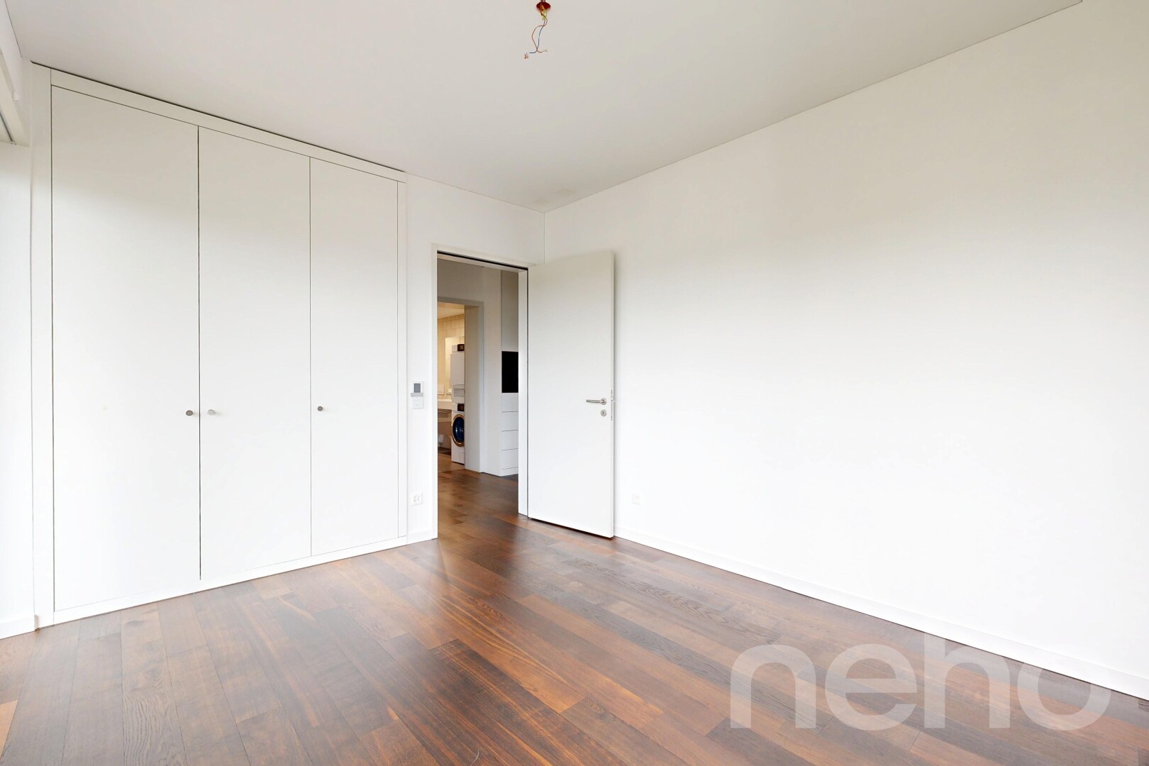 pièce vide avec sol en finition bois, wood finish floor, dark floor, inside property, et cloison sèche