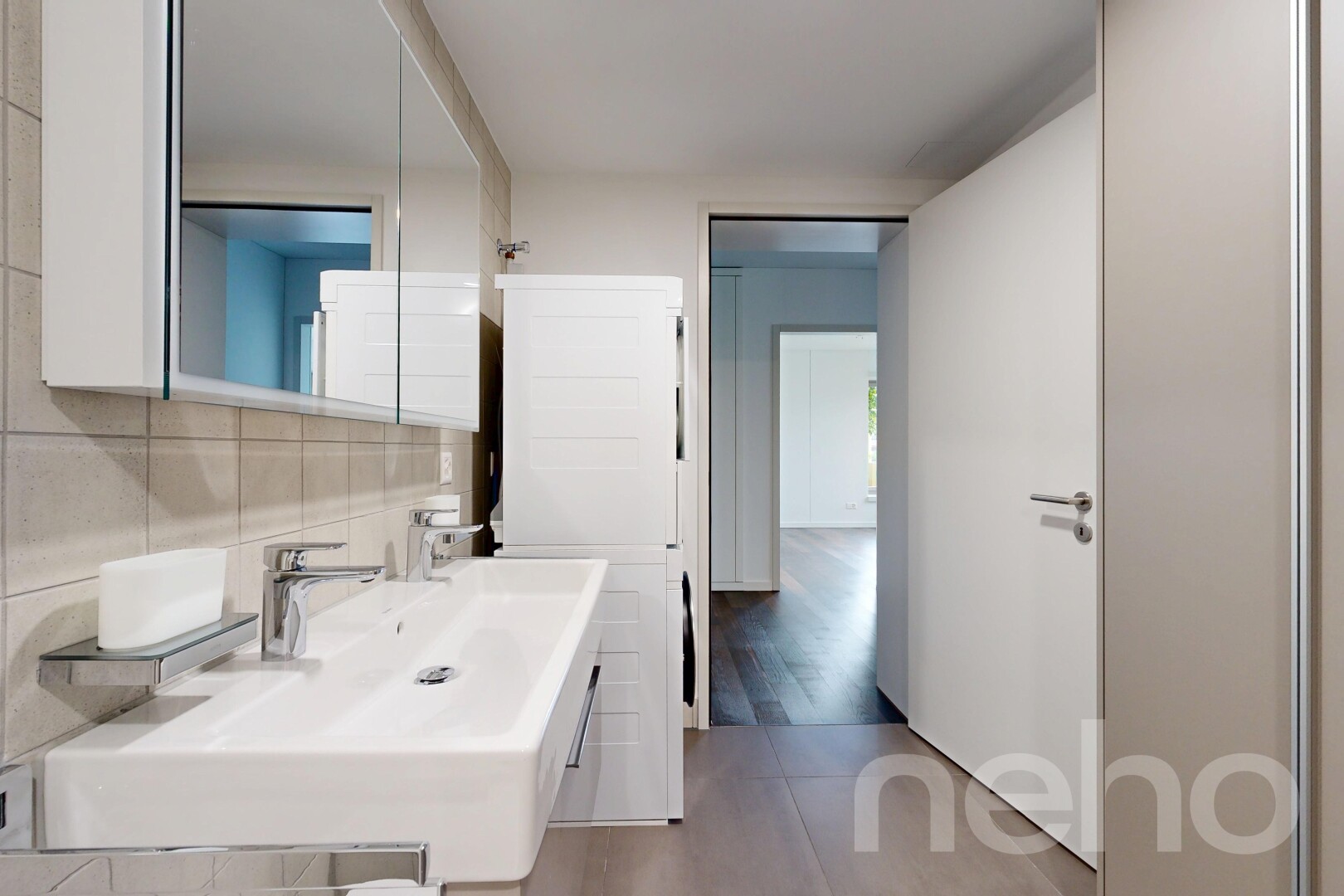 salle de bains avec miroir, inside property, évier, cloison sèche, et drywall