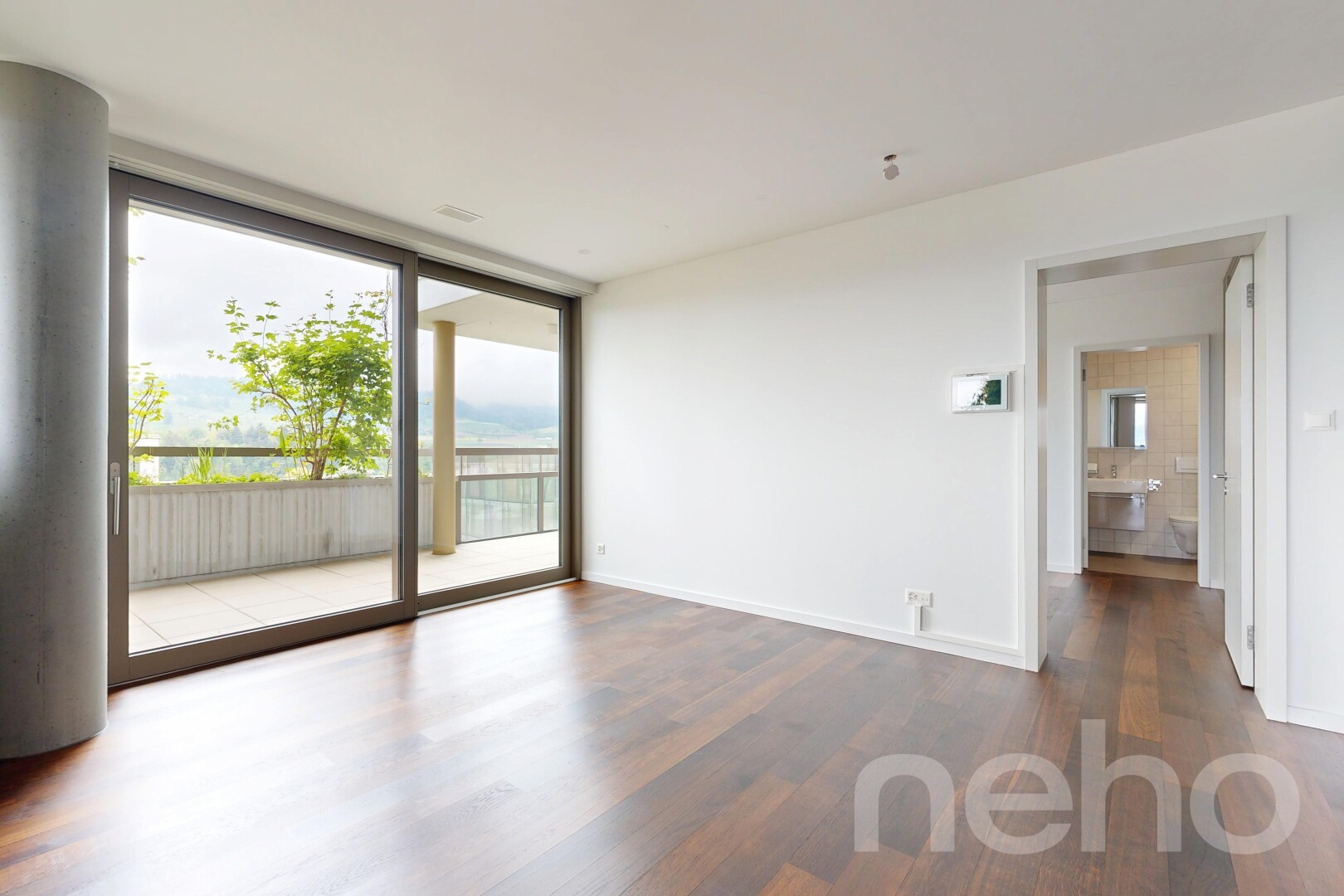pièce vide avec fenêtres du sol au plafond, floor ceiling windows, sol en finition bois, wood finish floor, et cloison sèche
