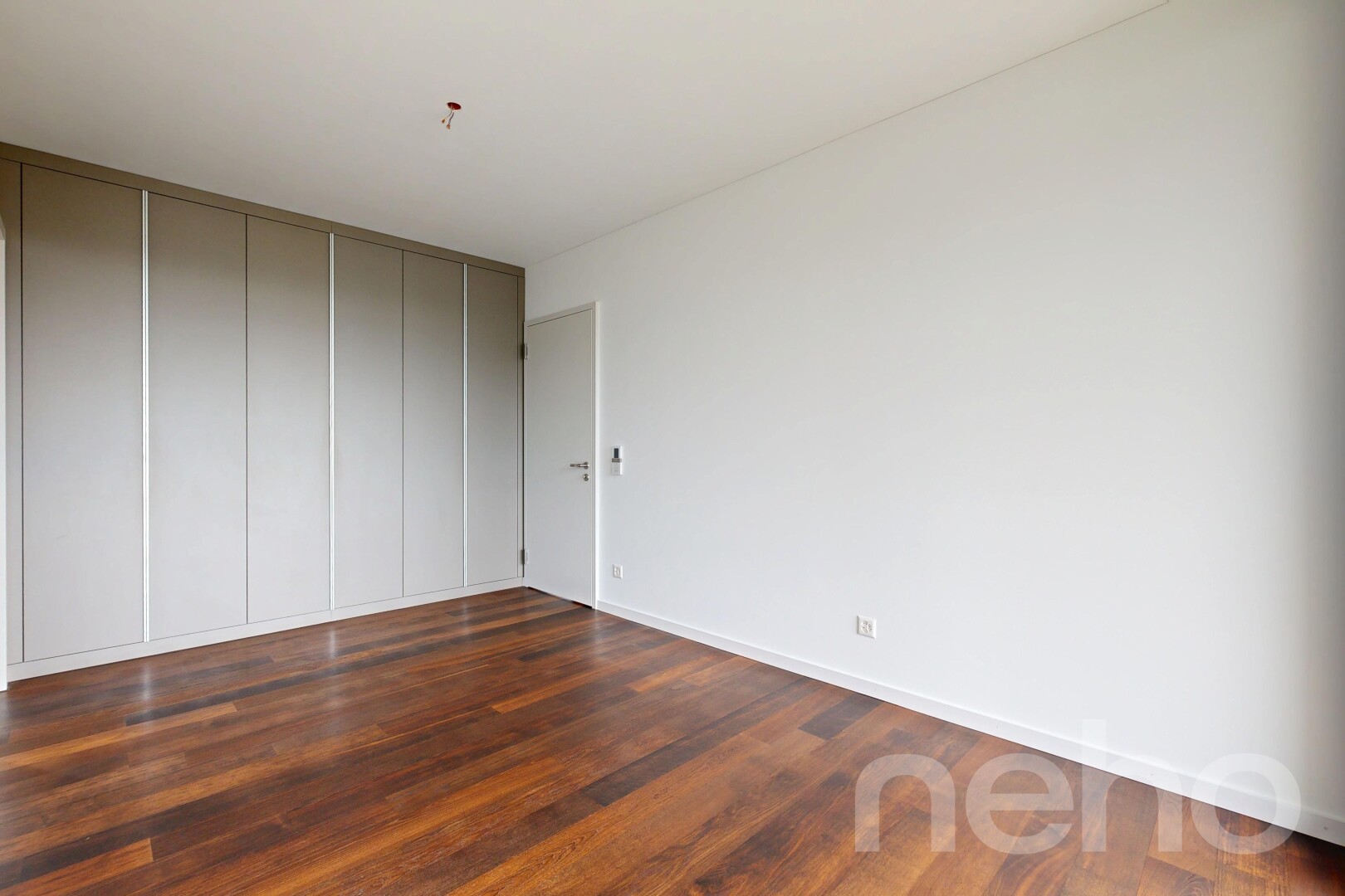 pièce vide avec sol en finition bois, wood finish floor, inside property, cloison sèche, et drywall
