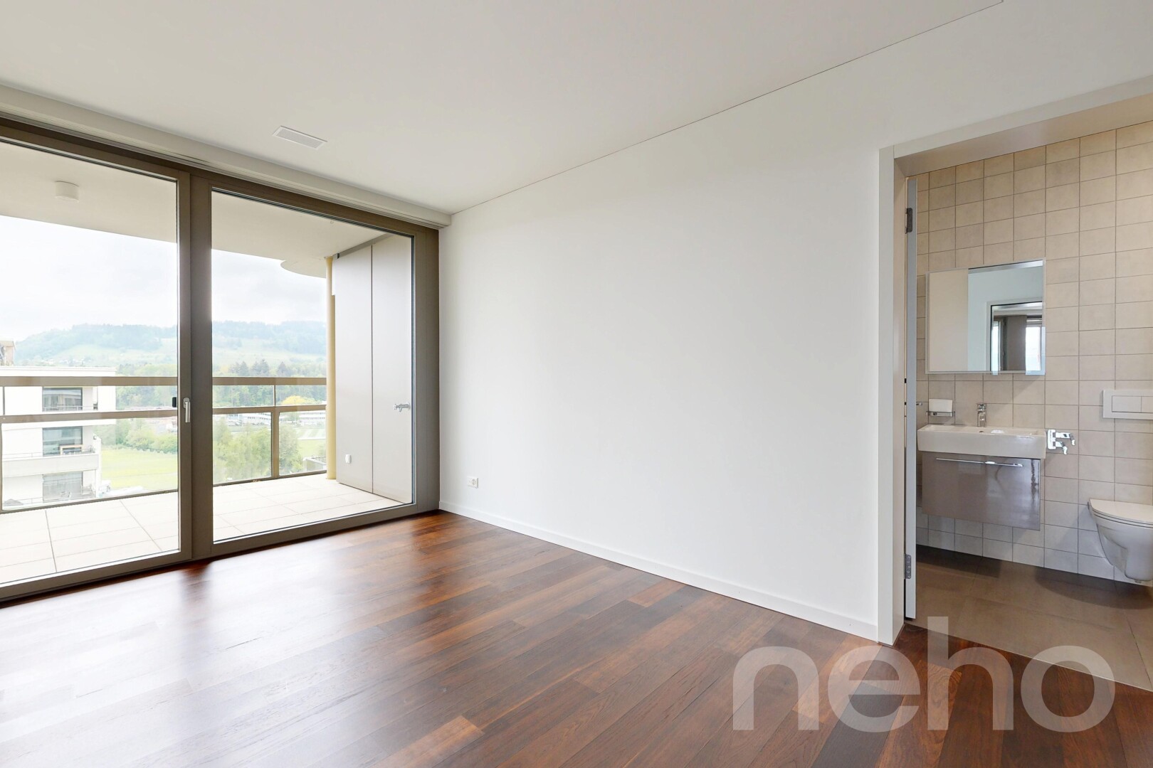 pièce vide avec inside property, fenêtres du sol au plafond, floor ceiling windows, lumière naturelle, et natural light