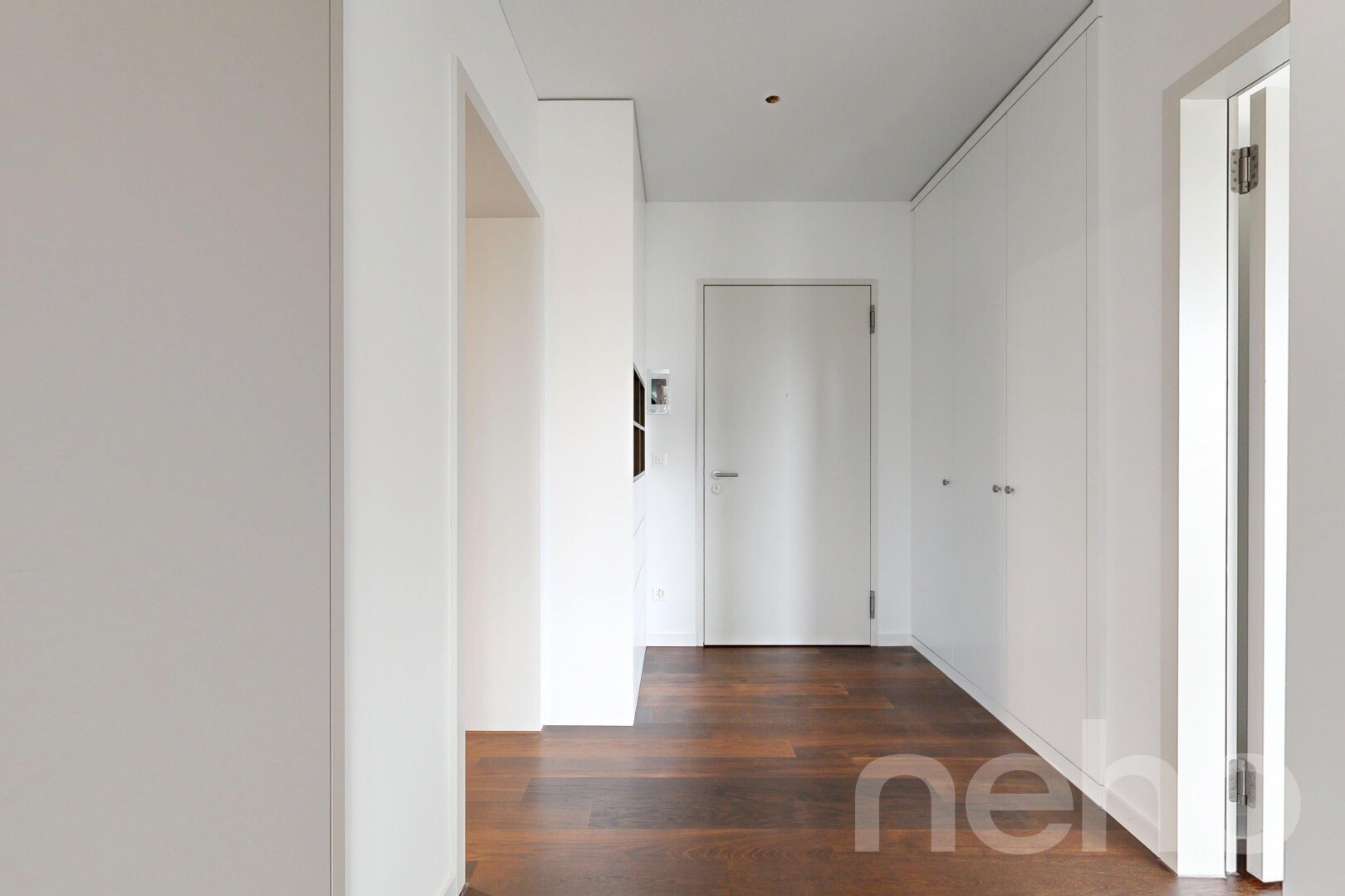 couloir avec inside property, sol en finition bois, wood finish floor, cloison sèche, et drywall