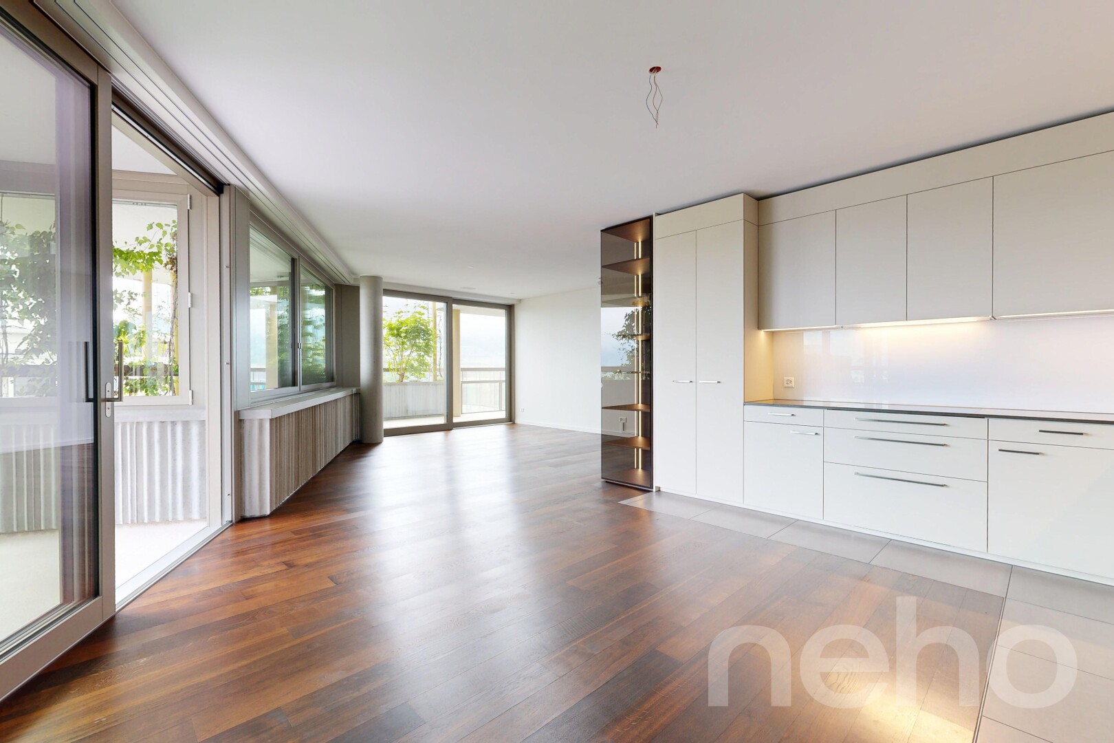 cuisine avec sol en finition bois, wood finish floor, lumière naturelle, natural light, et inside property