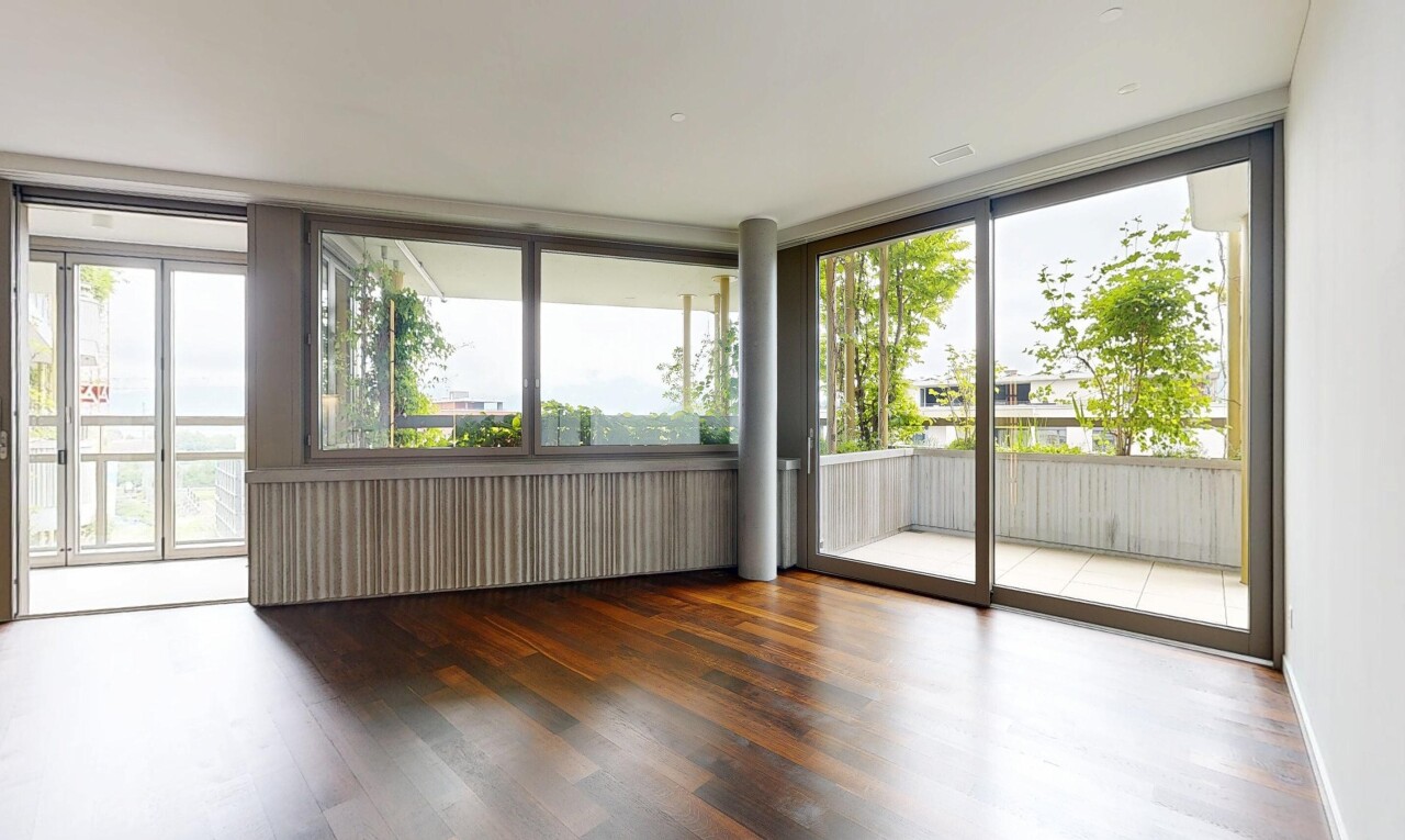pièce vide avec inside property, natural light, lumière naturelle, wood finish floor, et sol en finition bois