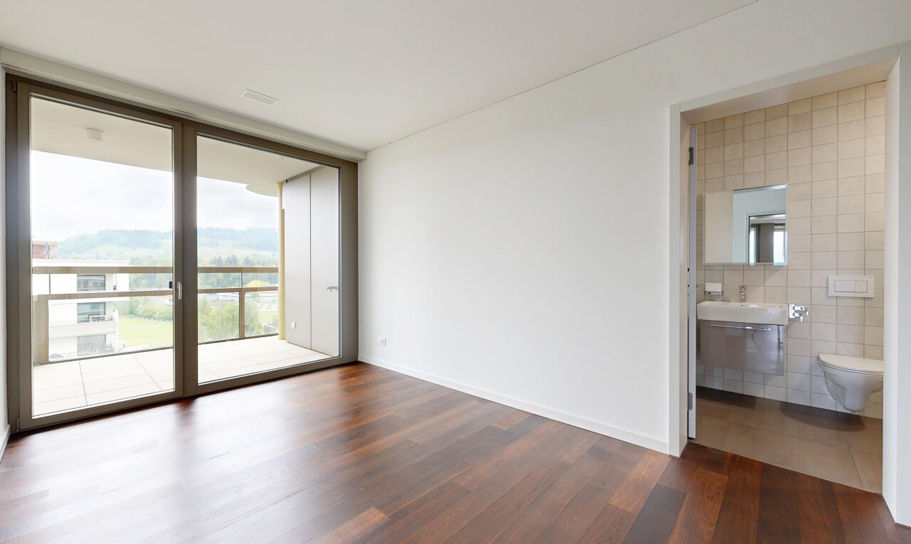 pièce vide avec inside property, fenêtres du sol au plafond, floor ceiling windows, lumière naturelle, et natural light