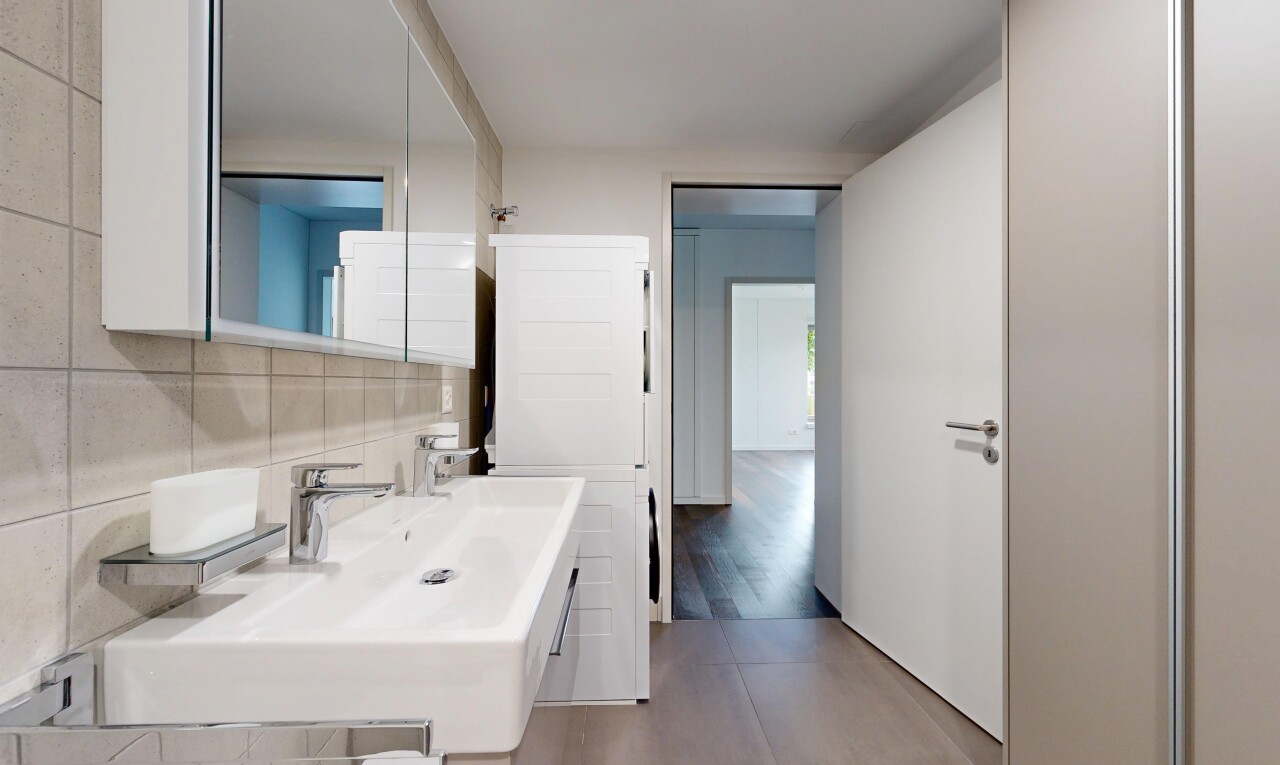 salle de bains avec miroir, inside property, évier, cloison sèche, et drywall