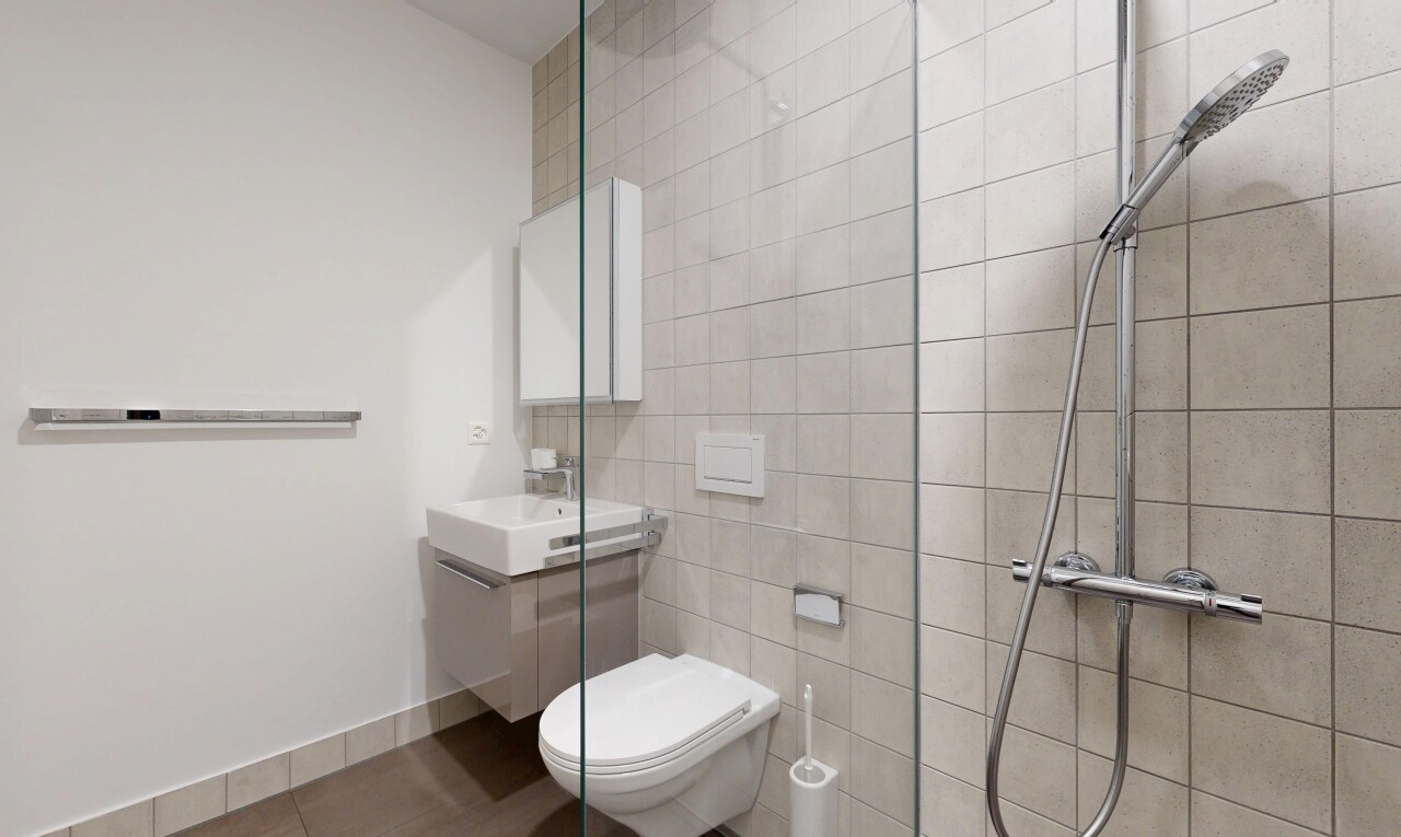 salle de bains avec lavabo (ou coiffeuse selon le contexte), mur en carrelage, tile wall, miroir, et évier