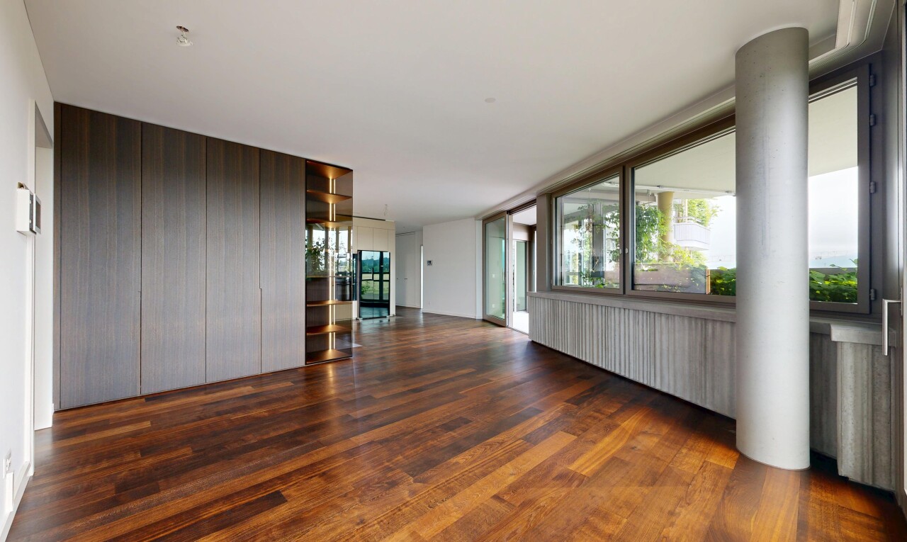 pièce vide avec sol en finition bois, wood finish floor, inside property, lumière naturelle, et natural light