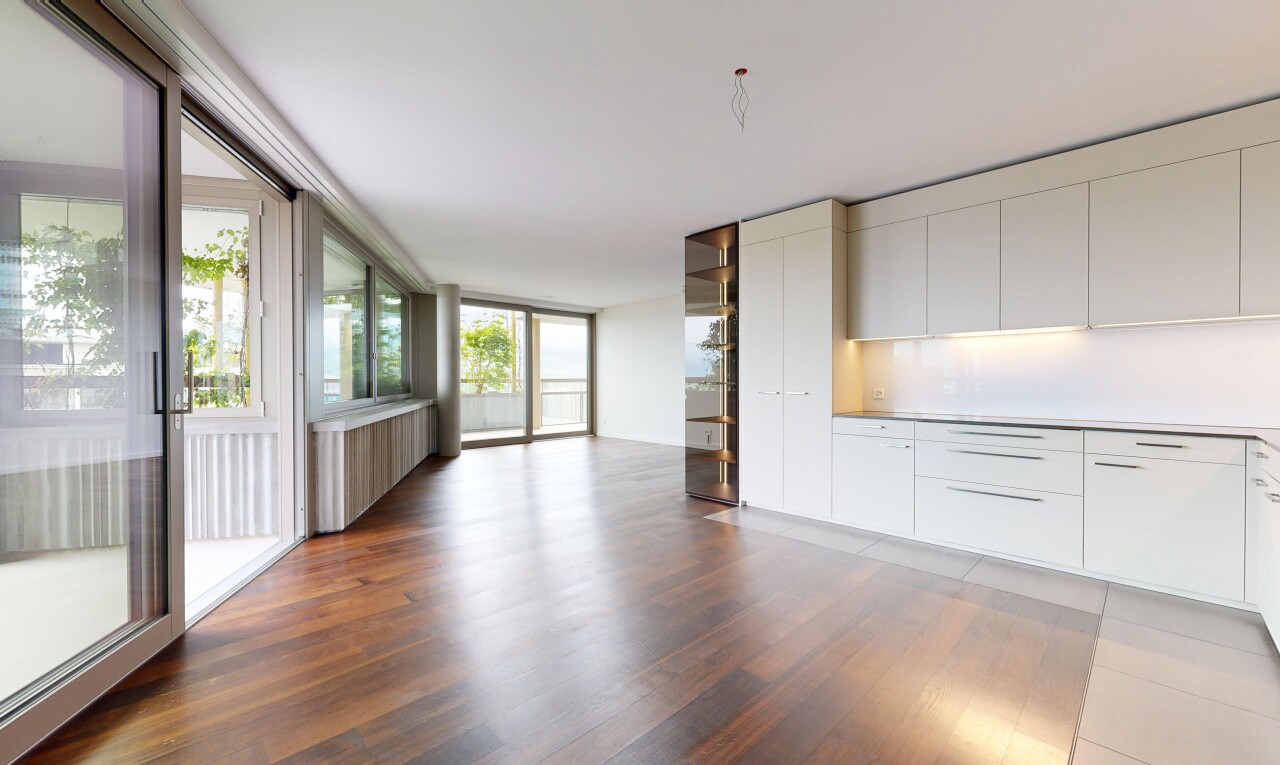 cuisine avec sol en finition bois, wood finish floor, lumière naturelle, natural light, et inside property