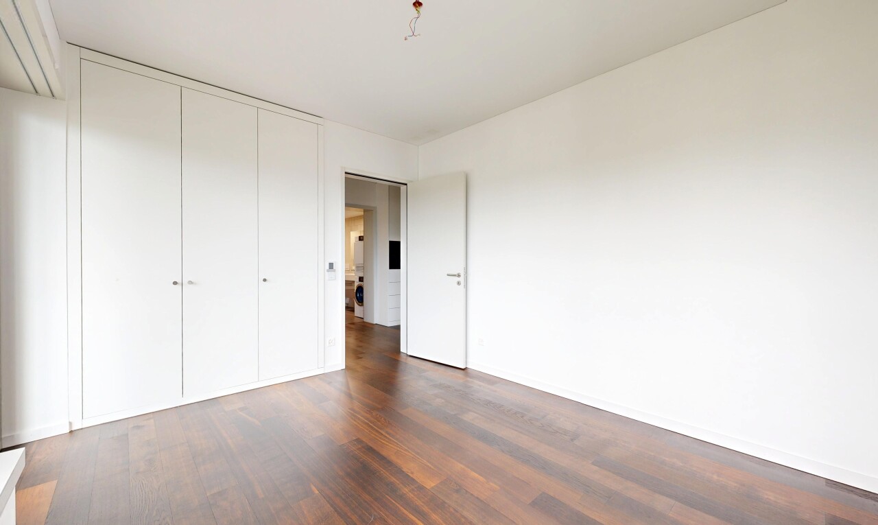 pièce vide avec sol en finition bois, wood finish floor, dark floor, inside property, et cloison sèche