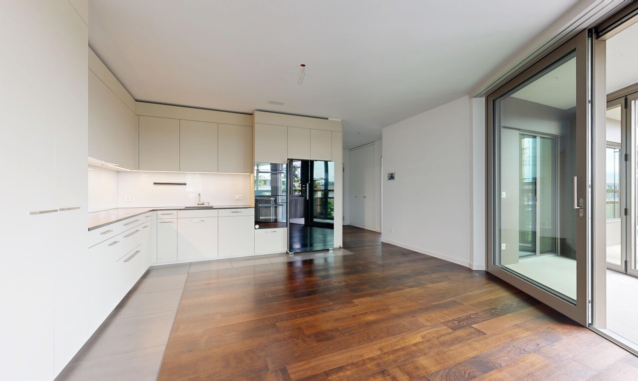 cuisine avec inside property, drywall, cloison sèche, wood finish floor, et sol en finition bois