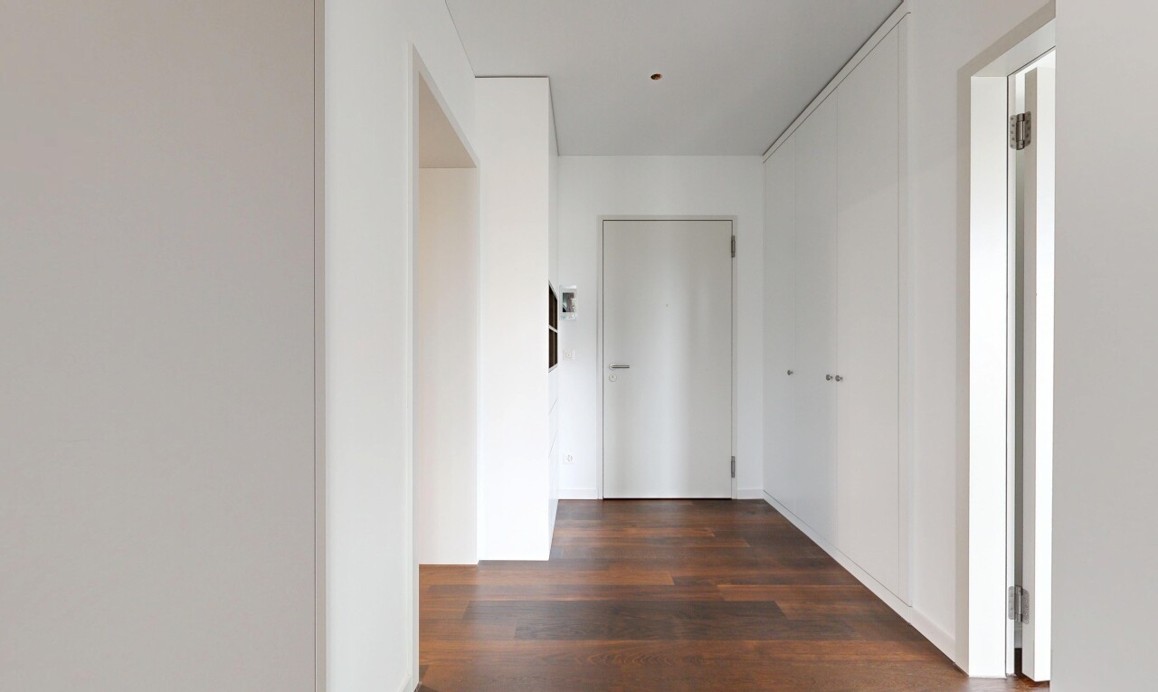 couloir avec inside property, sol en finition bois, wood finish floor, cloison sèche, et drywall