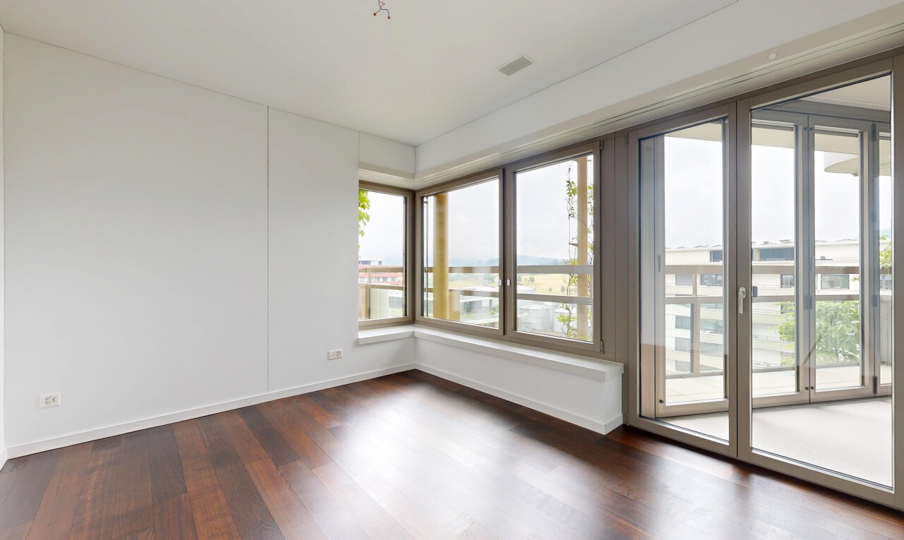pièce vide avec inside property, sol en finition bois, wood finish floor, dark floor, et plinthes murales