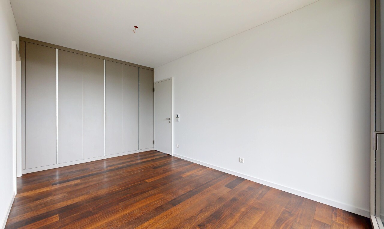 pièce vide avec sol en finition bois, wood finish floor, inside property, cloison sèche, et drywall