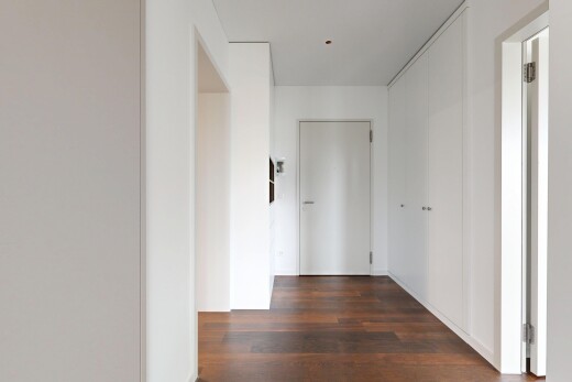couloir avec inside property, sol en finition bois, wood finish floor, cloison sèche, et drywall