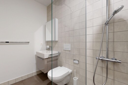 bad mit schminktisch, fliesenwand, tile wall, spiegel, und waschbecken
