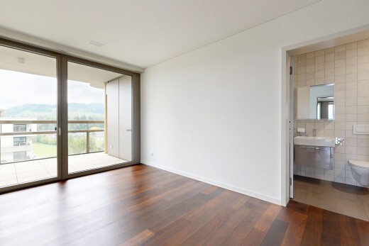 leerer raum mit inside property, bodendeckenfenster, floor ceiling windows, natürliches licht, und natural light