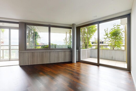 pièce vide avec inside property, natural light, lumière naturelle, wood finish floor, et sol en finition bois