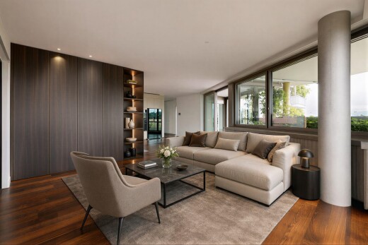wohnzimmer mit inside property, natürliches licht, natural light, holzfußboden, und wood finish floor