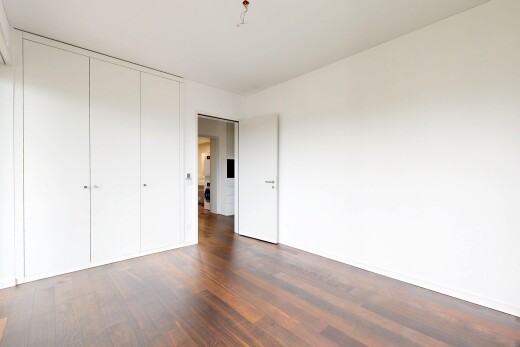 leerer raum mit holzfußboden, wood finish floor, dark floor, inside property, und gipskartonwand
