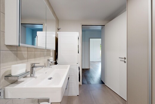 bad mit spiegel, inside property, waschbecken, gipskartonwand, und drywall