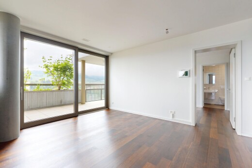 pièce vide avec fenêtres du sol au plafond, floor ceiling windows, sol en finition bois, wood finish floor, et cloison sèche