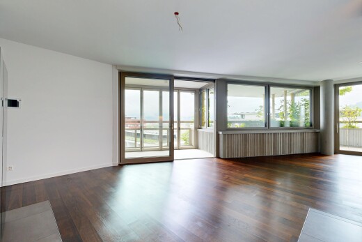 pièce vide avec wood finish floor, sol en finition bois, drywall, cloison sèche, et natural light