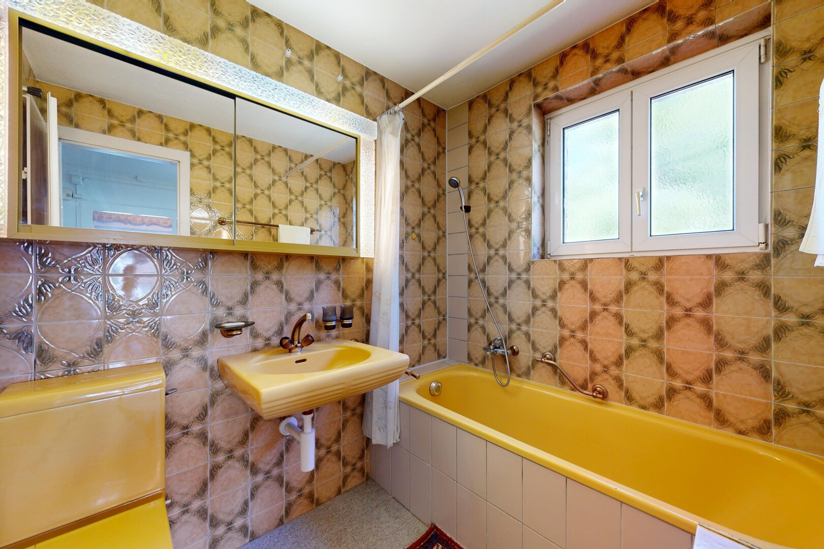 full bathroom featuring tile walls and tiled shower / bath combo