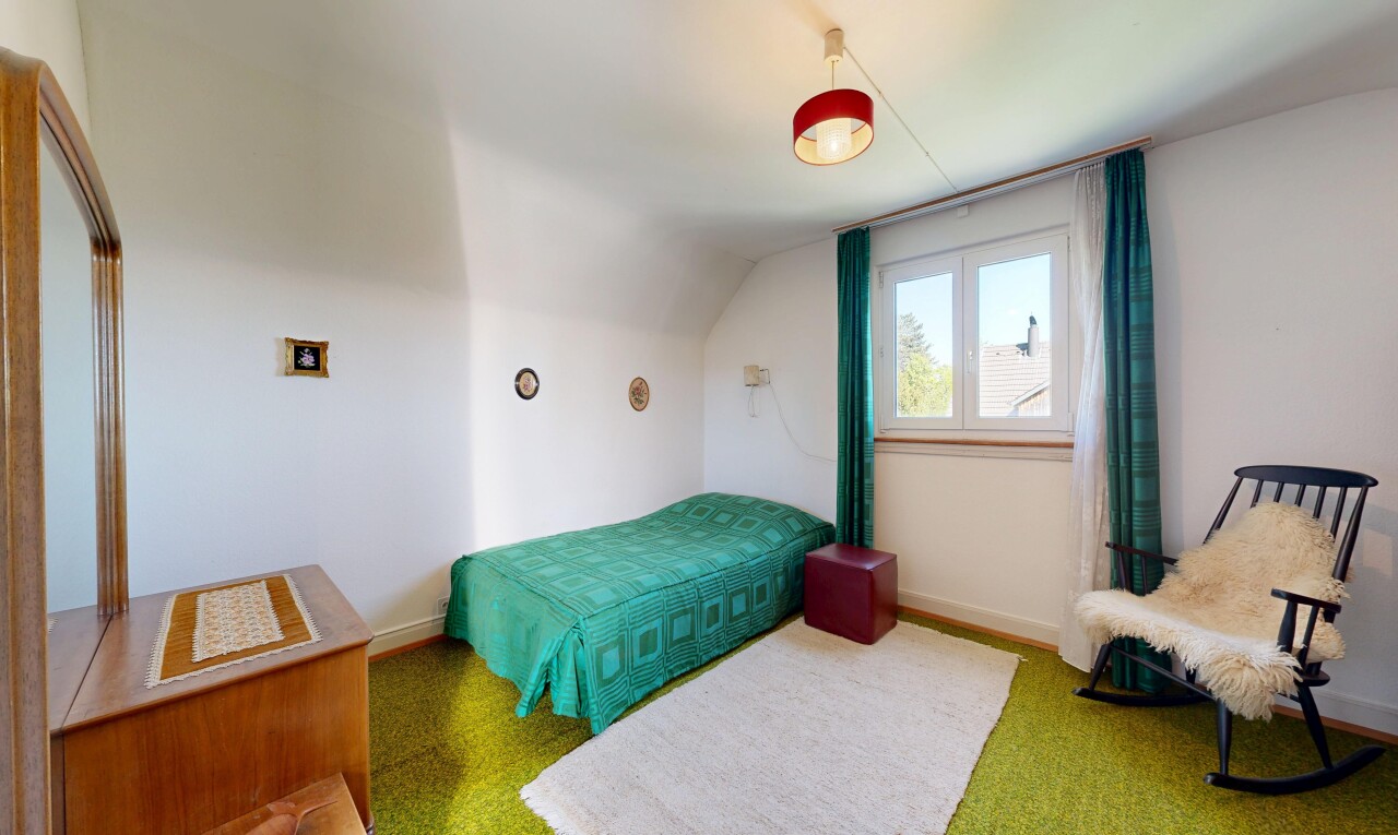 room featuring vaulted ceiling and baseboards
